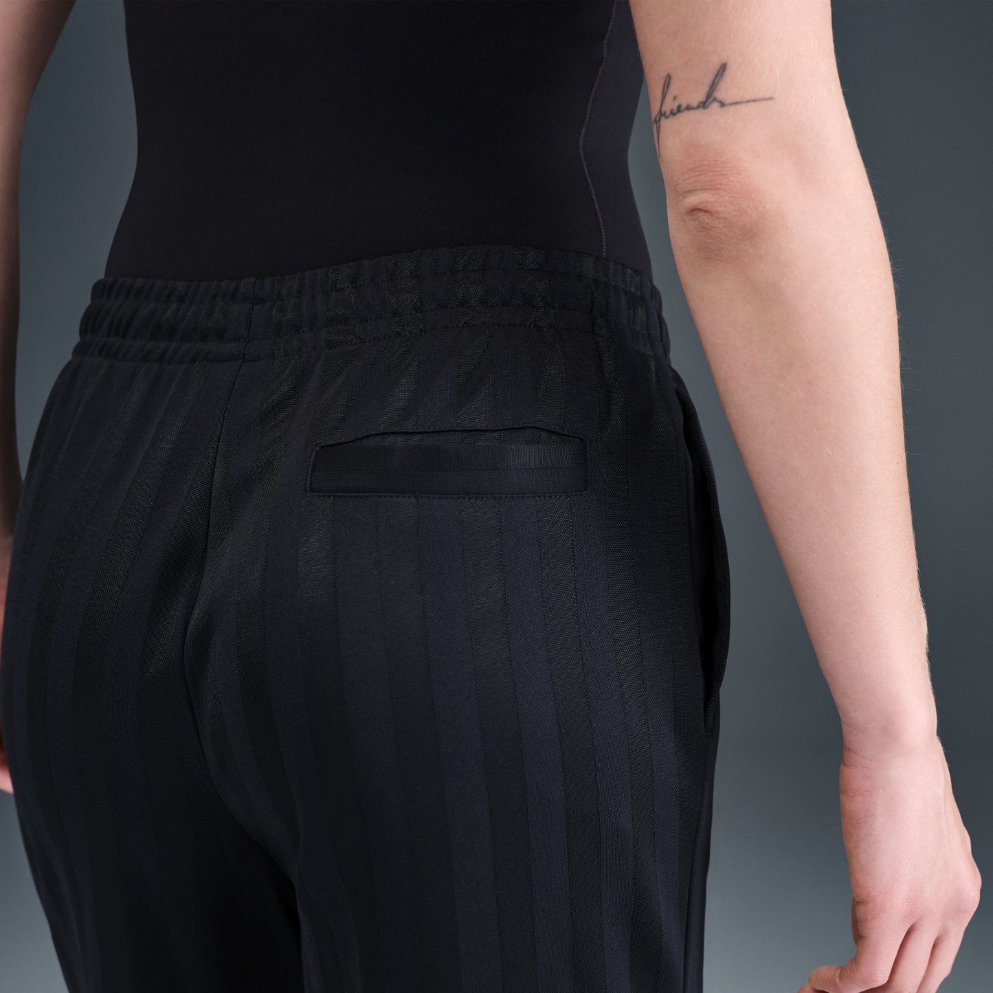 NIKE SPORTSWEAR WOMENS MID-RISE LOOSE STRIPE PANT HV5133-010