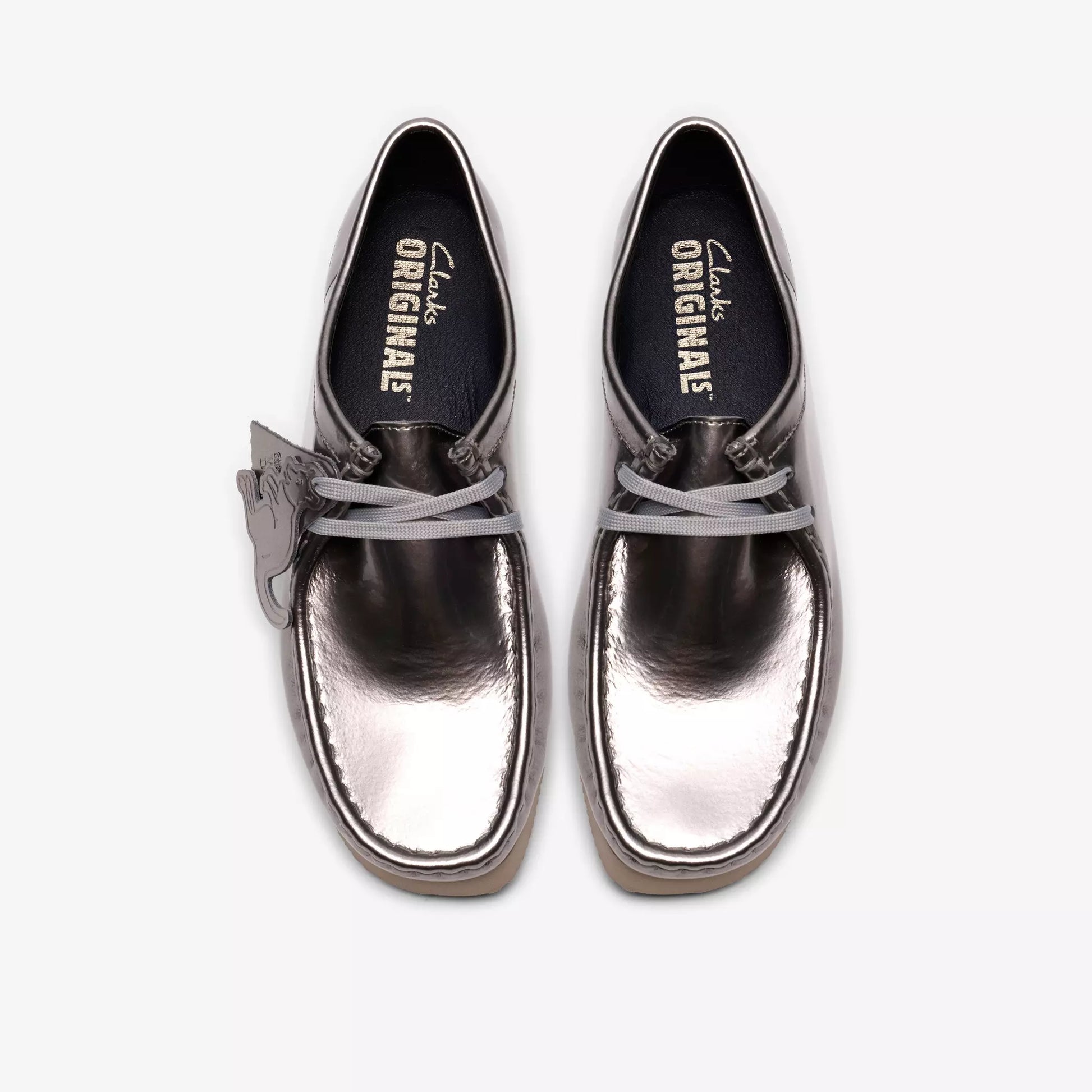 ラッキー Clarks Wallabee WOMAN Silver Patent Style: 26186506 – Shoe Gallery Inc