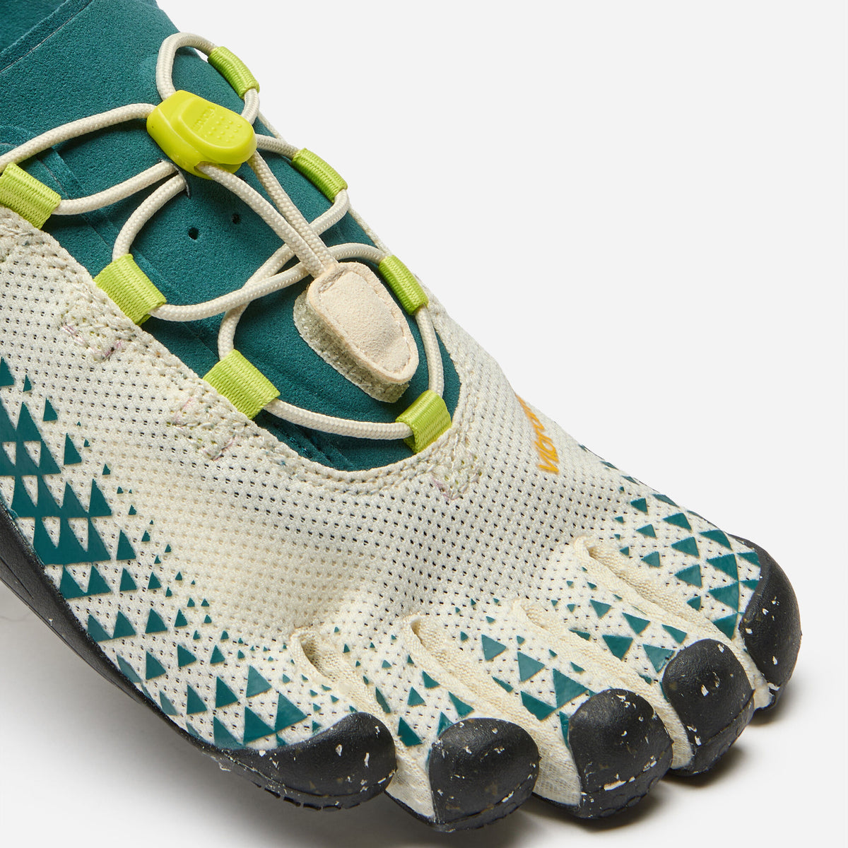 Vibram FiveFingers Groundsplay close-up of toe pockets and bungee lacing, Ivory mesh with Deep Lake triangle pattern