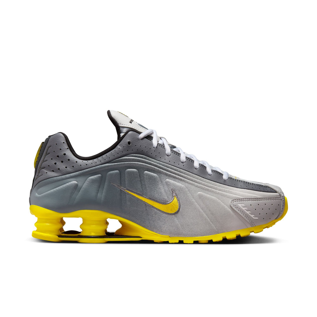 靴 Nike Shox R4 27cm Amazon.com | Nike Shox R4 Men's Shoes (HQ1988-002, Metallic